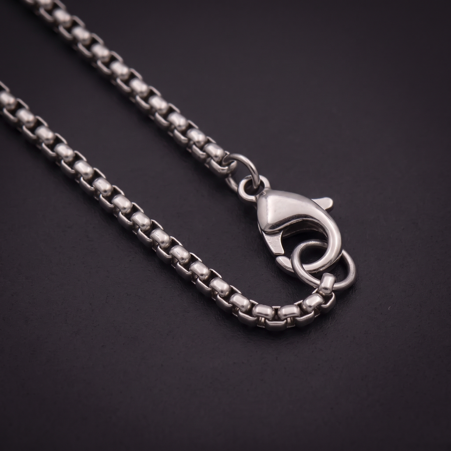 Close-up of the box chain links and lobster clasp alternate view